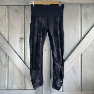 Lululemon Seek the Heat Crop Black Inky Floral Mesh Size 4‎